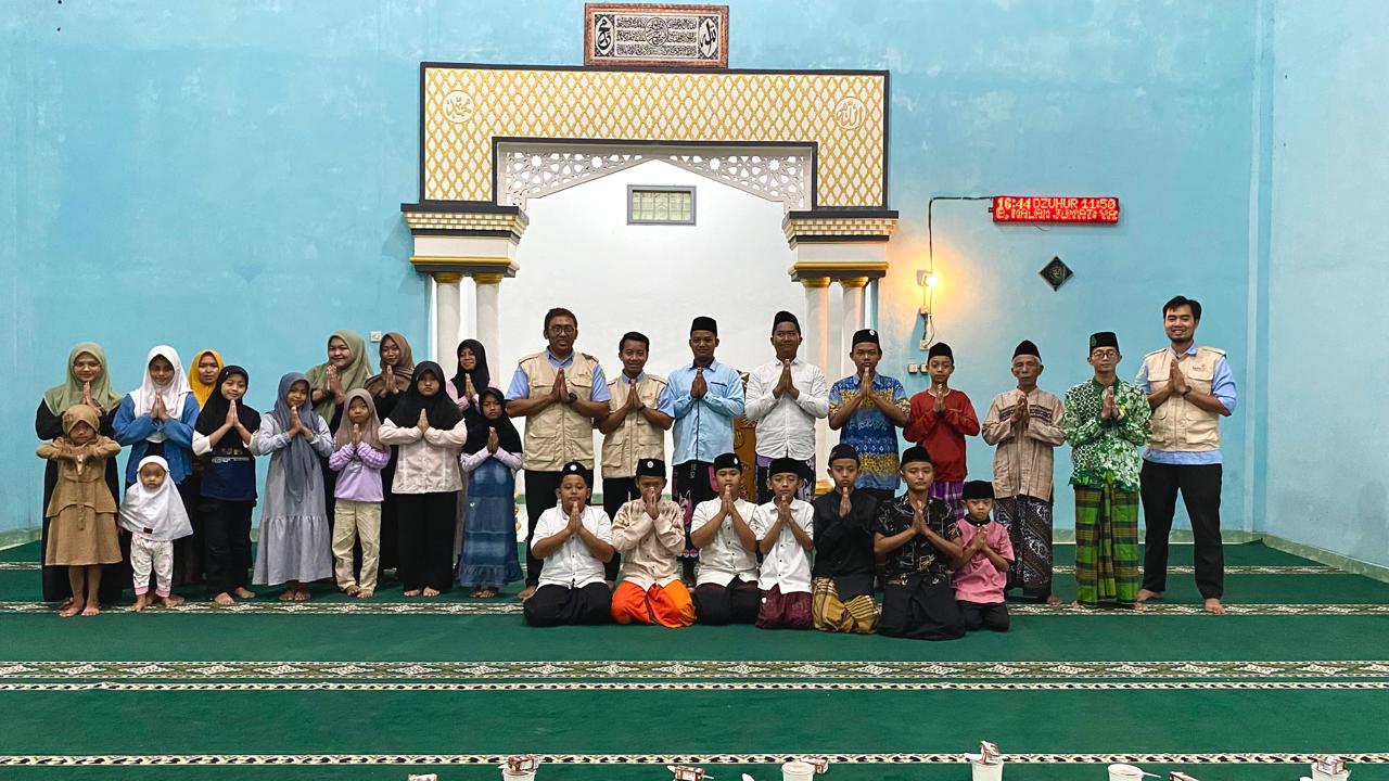 Semarak Gema Ramadhan 1447 H: RS PKU Aisyiyah Boyolali Tebar Takjil di Masjid Nurul Huda Ampel