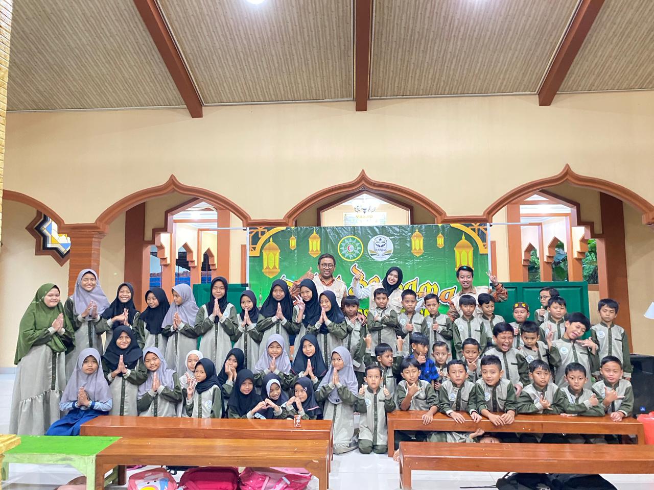 PKU Aisyiyah Boyolali Gelar Tebar Takjil di Masjid Al Ikhlas Papringan